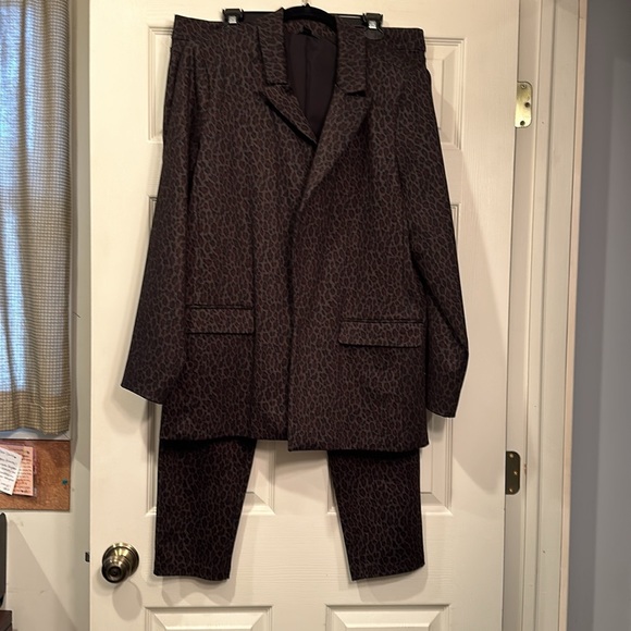 Vera Wang 2 pc leopard suit . stretch zip fly waist size xl worn once - Picture 2 of 7